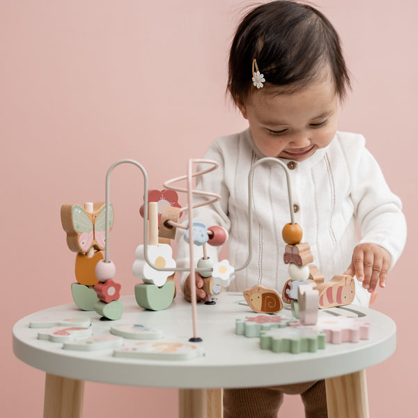 Meisje aan het spelen met Little Dutch producten