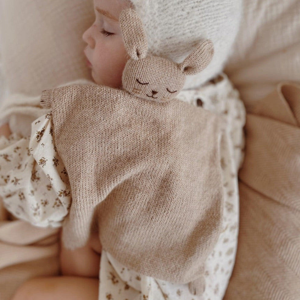 Main Sauvage knuffeldoekje bunny sand knit 100% alpaca wol