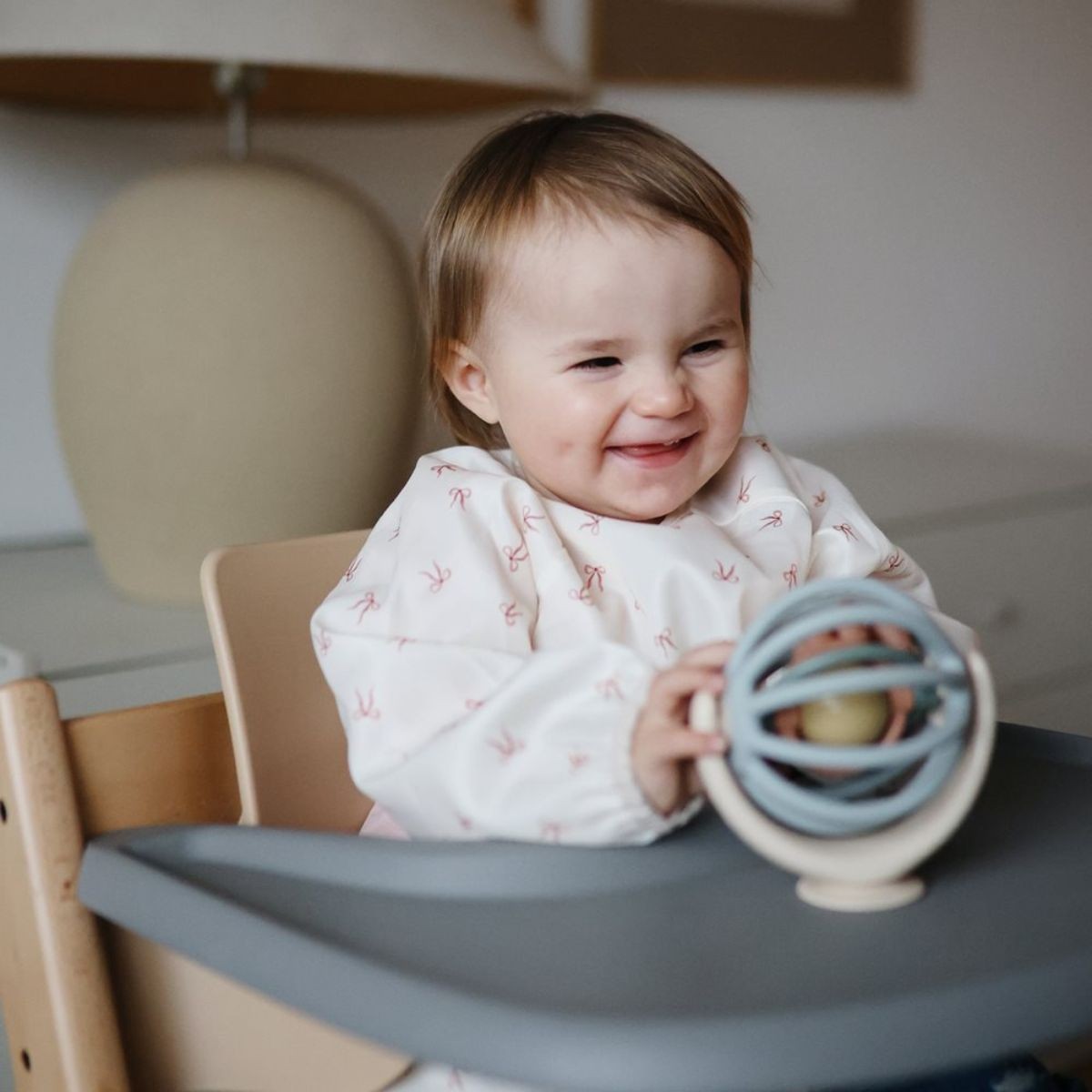 Mushie babyspeeltje spinner bal met zuignap 10 mnd+