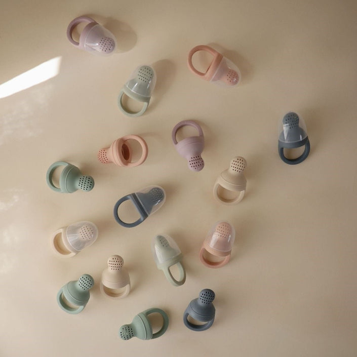 Mushie fruitspeen cambridge blue