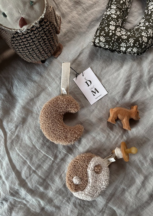 Dappermaentje speendoekje maan teddy hazel 043hazellatte