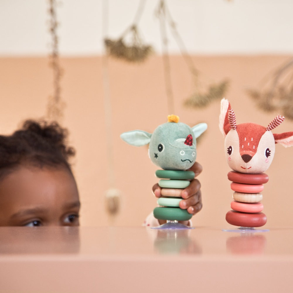Lilliputiens rammelaar met zuignap Joe 6 mnd+ FSC hout + 100% polyester