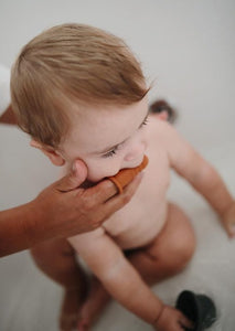 Mushie baby tandenborstel sand blush